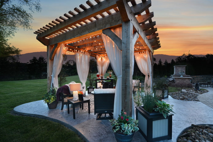 pérgola com guirlandas