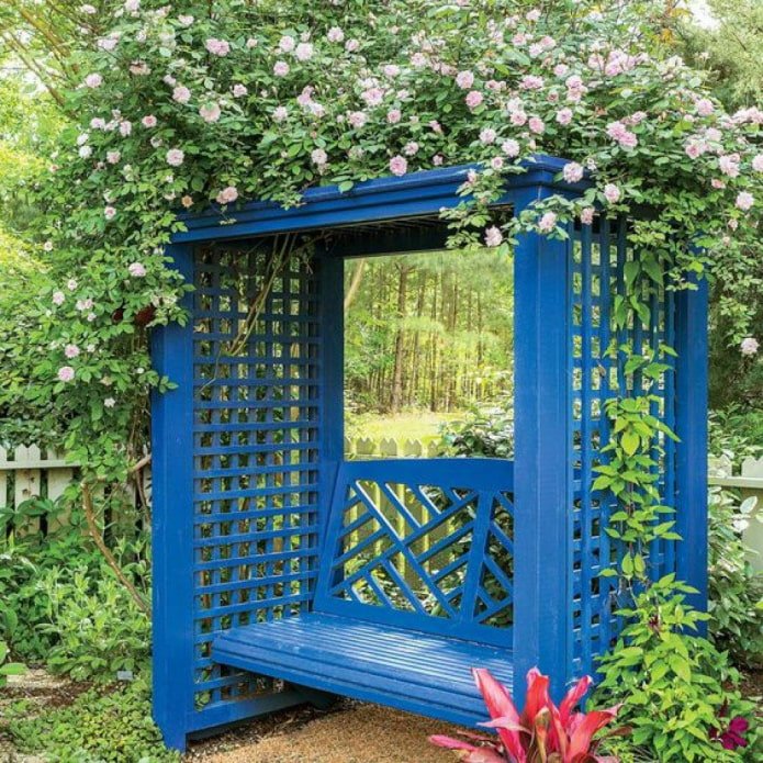 suporte para plantas no jardim