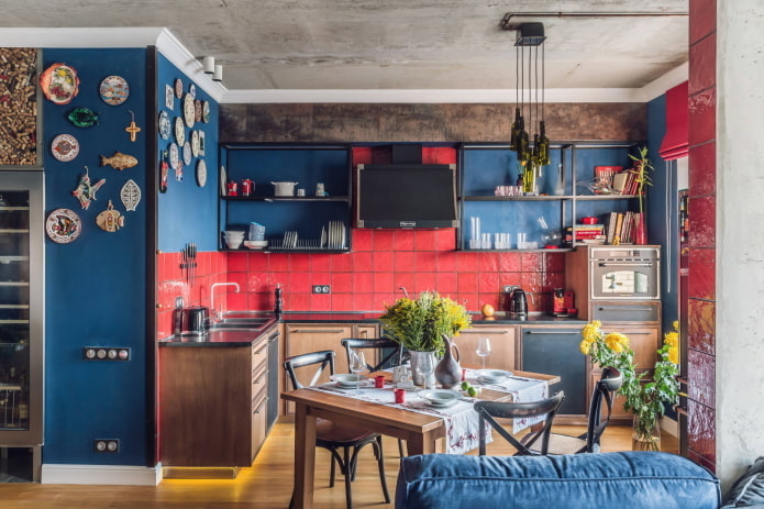 Cozinha em L vermelha e azul