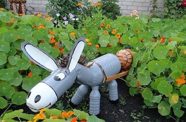 estatueta incomum de uma garrafa