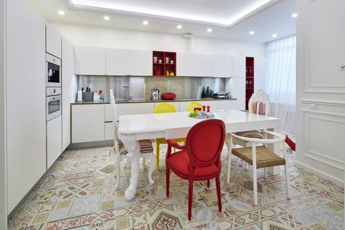 ladrilhos de piso com um padrão no interior da cozinha