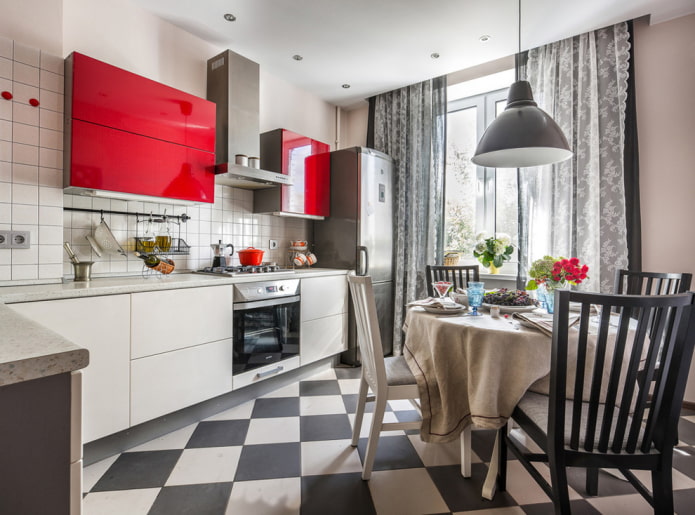 azulejos pretos e brancos no interior da cozinha