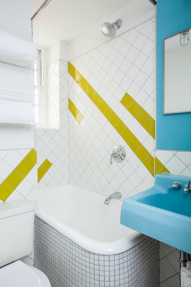 Azulejo diagonal branco com detalhes em amarelo
