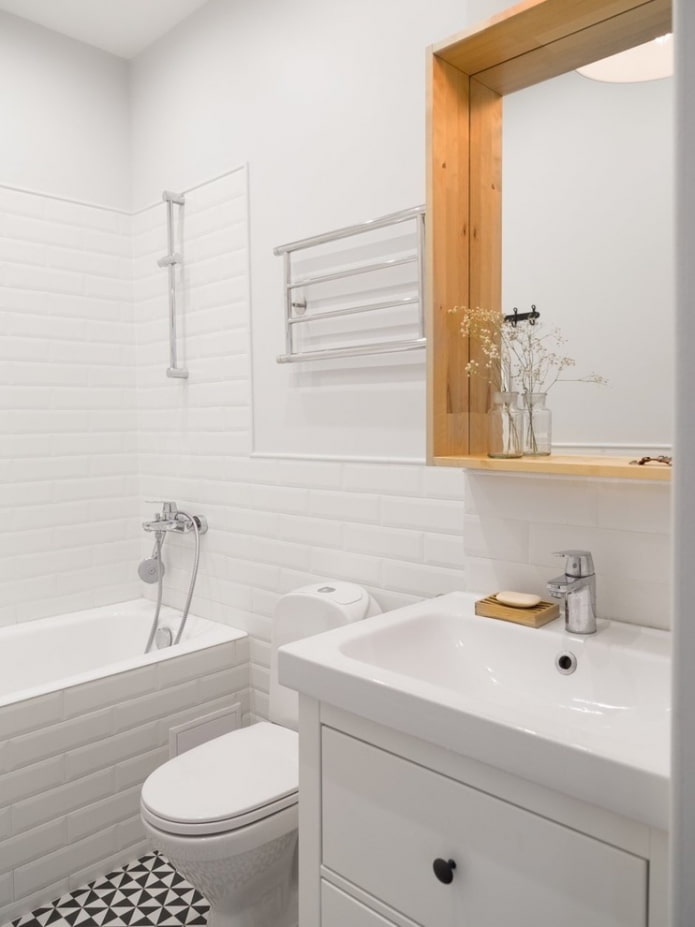 azulejo branco em um banheiro pequeno