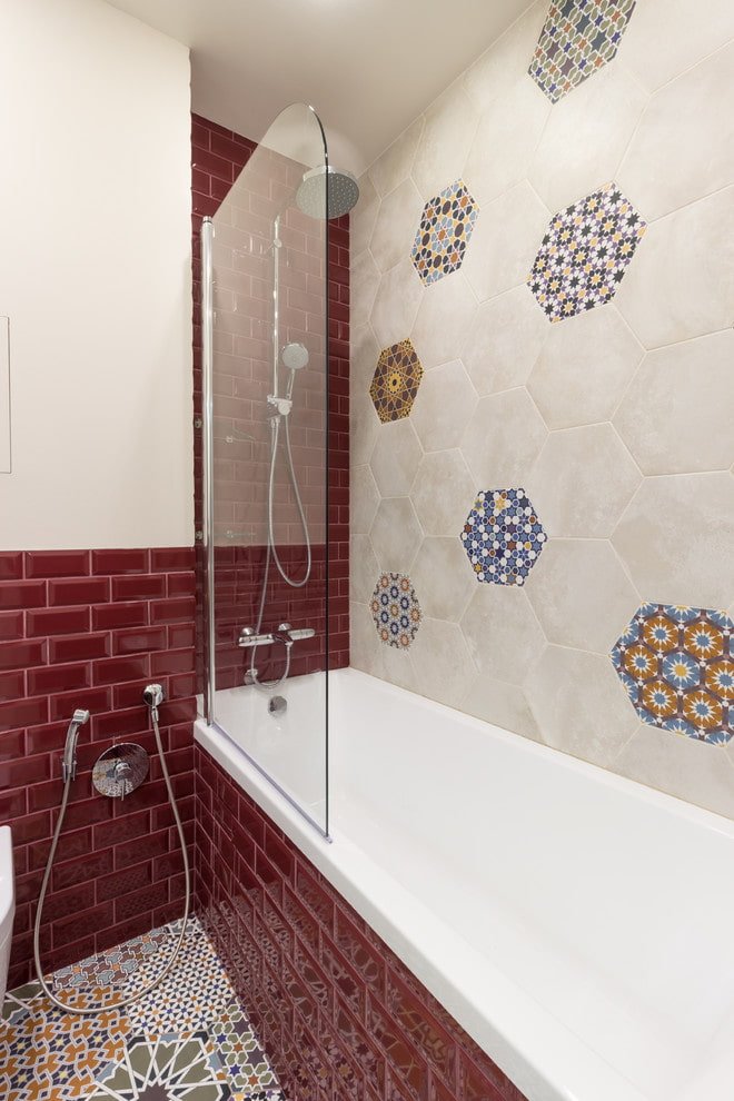 Área do chuveiro e metade da parede revestida de azulejos