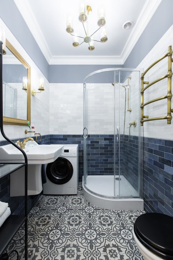 Azulejos em três quartos da parede