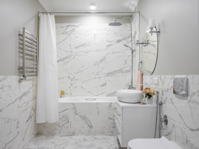 Azulejos de mármore em meia parede e no chuveiro