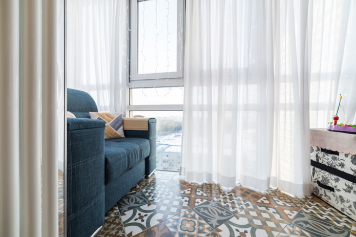 azulejos de retalhos no interior de uma varanda