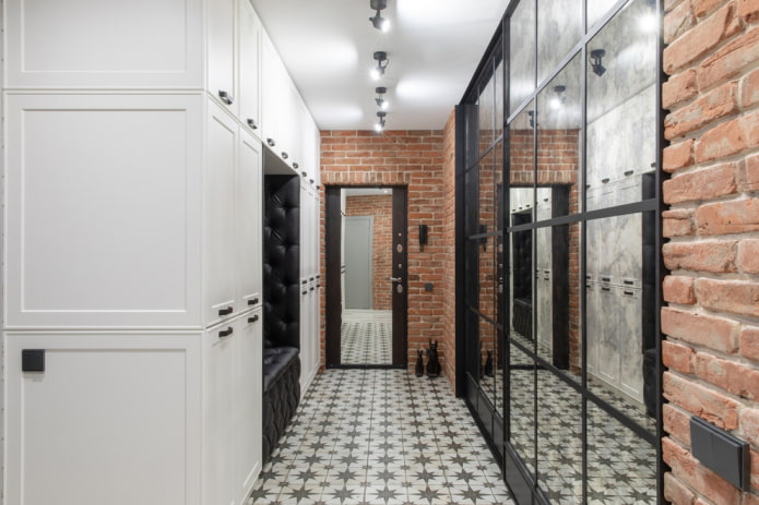 corredor em estilo loft com azulejos estampados