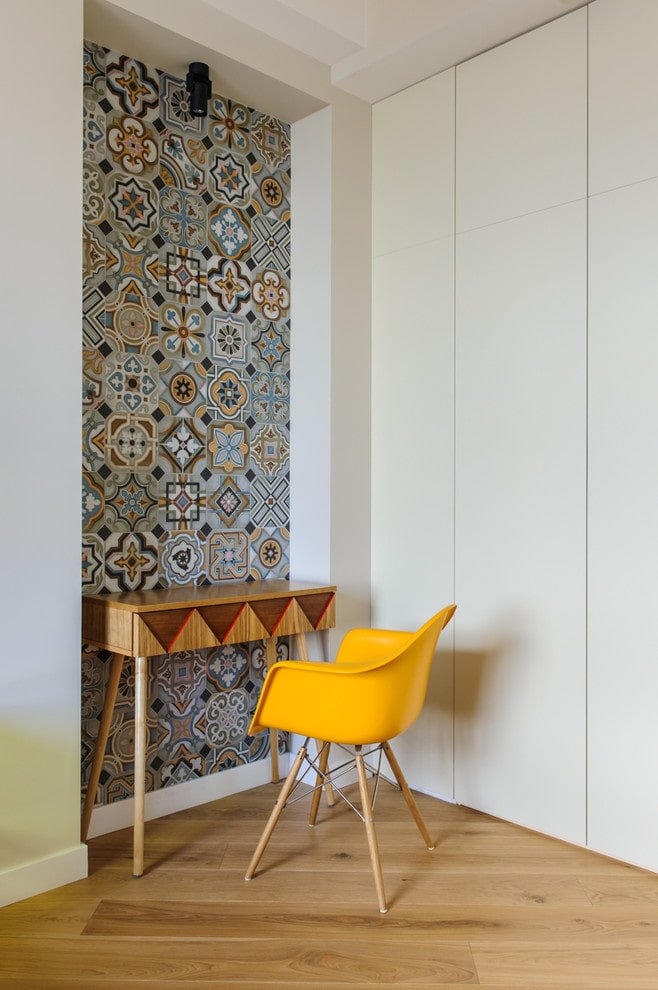 Revestir um nicho com azulejos multicoloridos