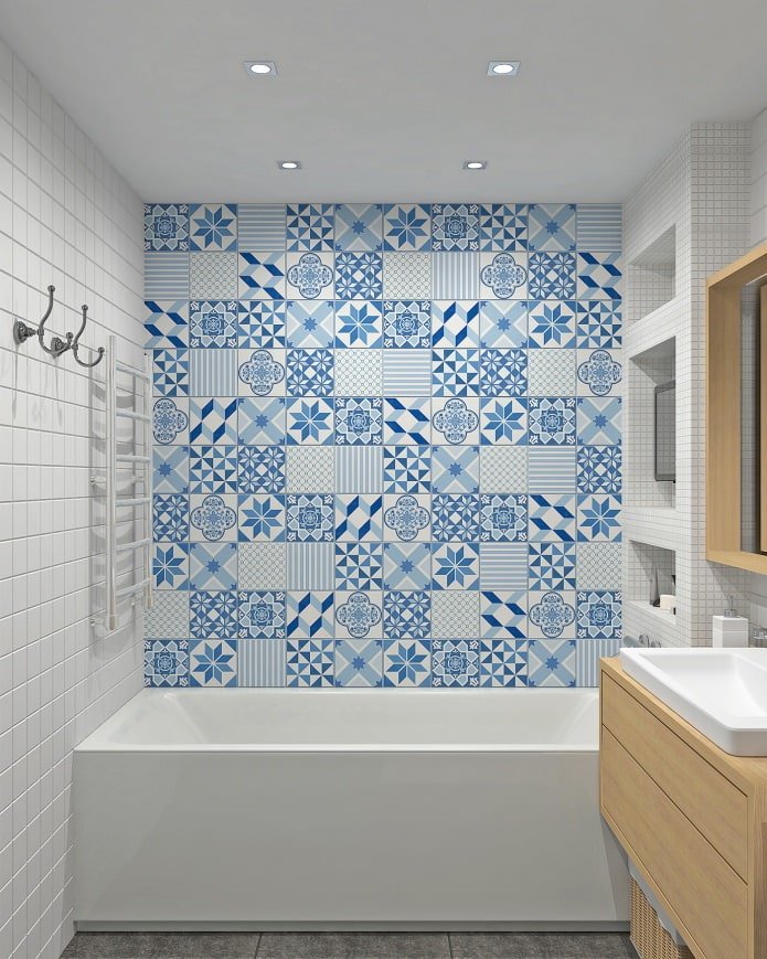 Azulejos de patchwork azuis no banheiro