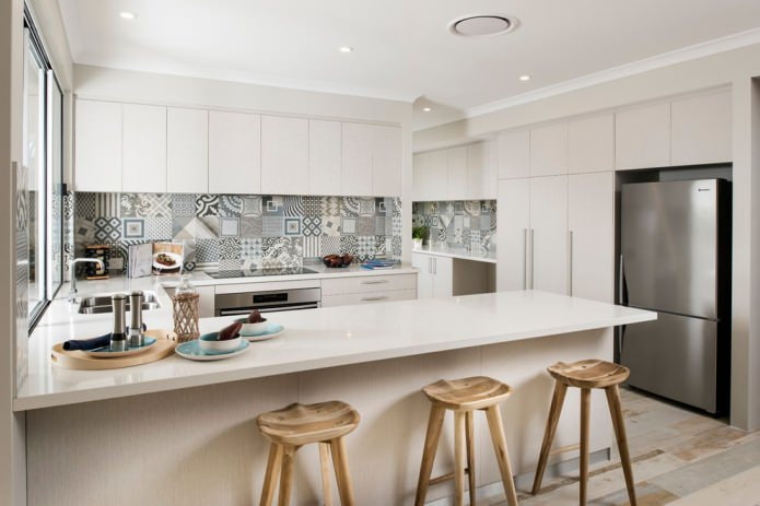 Azulejos de retalhos na cozinha no estilo minimalista