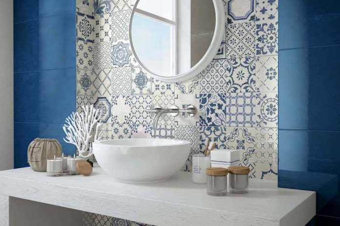 Azulejos de retalhos no banheiro