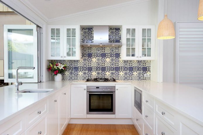 Azulejos de patchwork no avental da cozinha