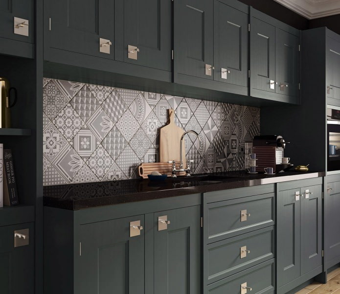 azulejos de patchwork no interior da cozinha