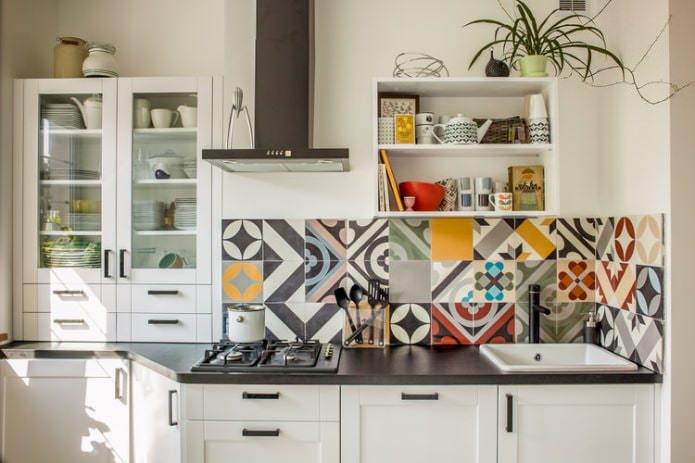 azulejos de patchwork no painel traseiro da cozinha