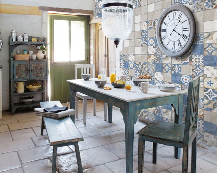 Azulejos de patchwork em uma cozinha de estilo retrô