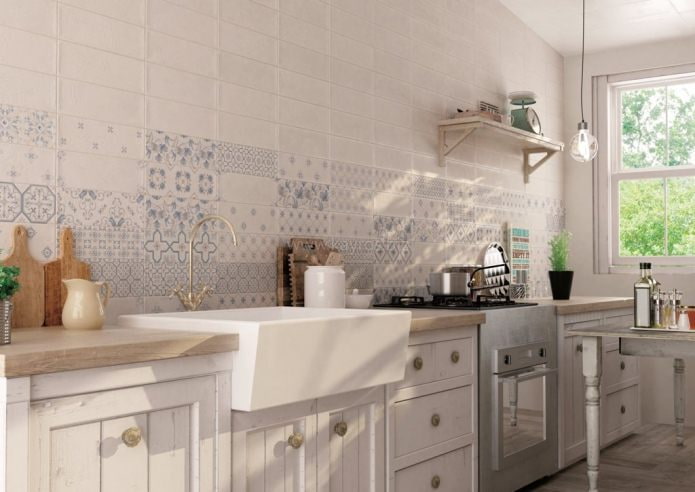 Azulejos de patchwork em uma cozinha de estilo retrô