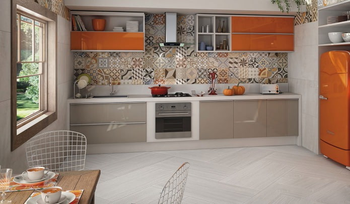 Azulejos de patchwork no backsplash da cozinha