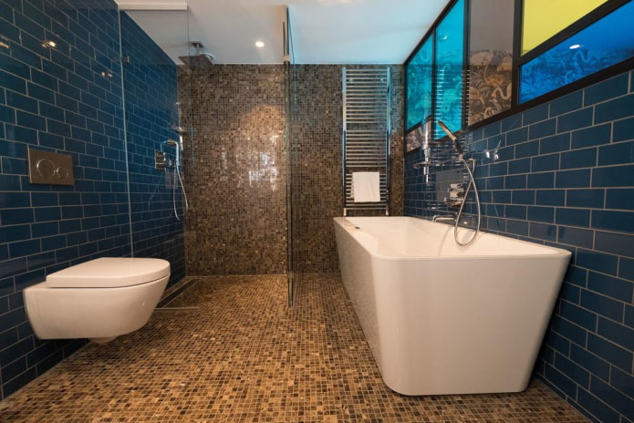 interior do banheiro com azulejos