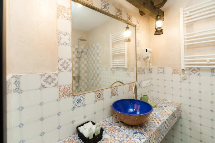 azulejos estampados no interior do banheiro