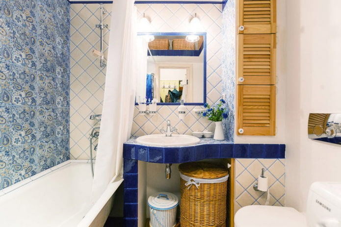 azulejos no interior do banheiro no estilo provençal