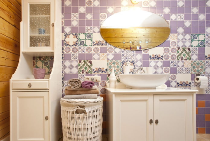 azulejos no interior do banheiro no estilo provençal