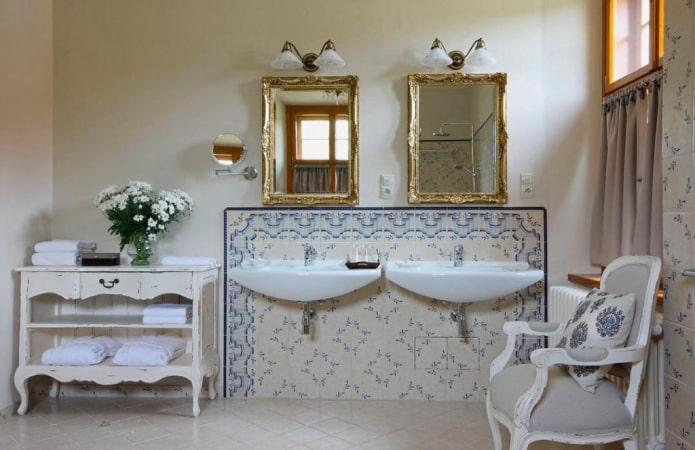 azulejos no interior do banheiro no estilo shabby chic