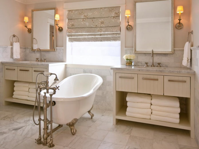 azulejos no interior do banheiro em estilo shabby chic
