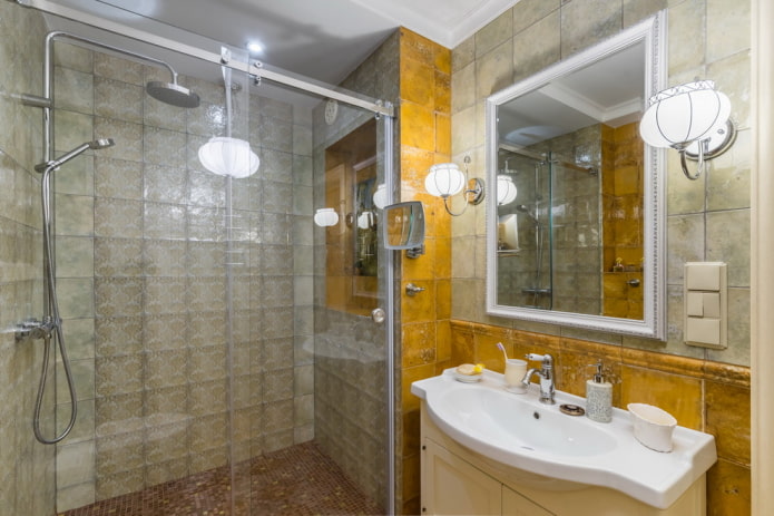 interior do banheiro com azulejos