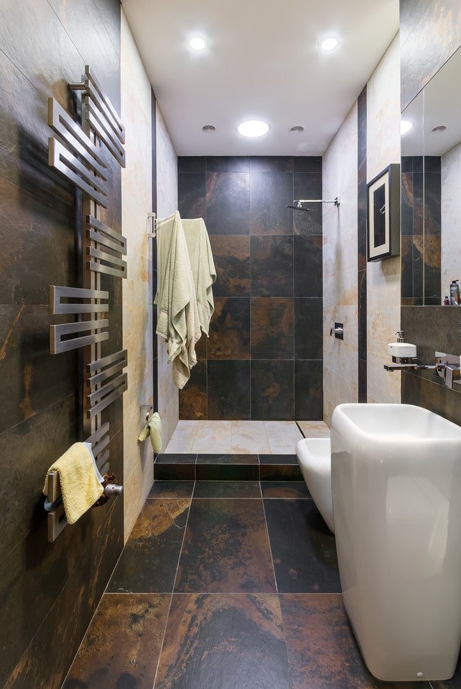 piso com acabamento de azulejo no banheiro