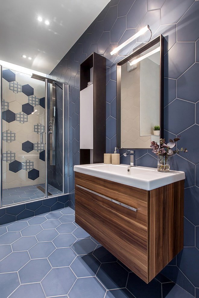 piso com acabamento de azulejo no banheiro