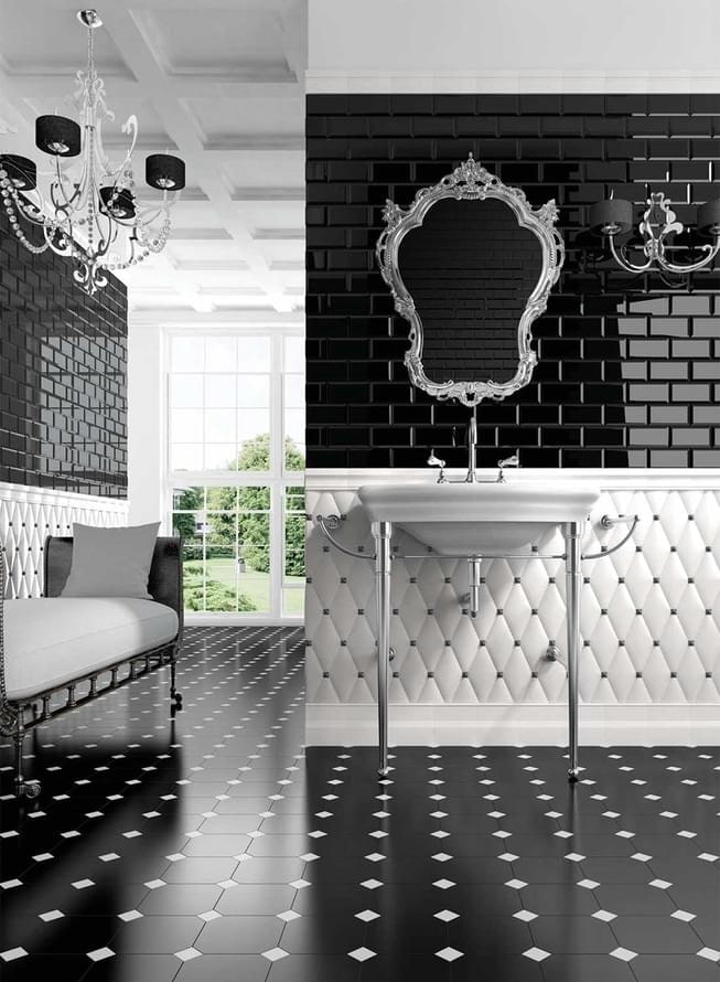 azulejos com decoração no interior do banheiro