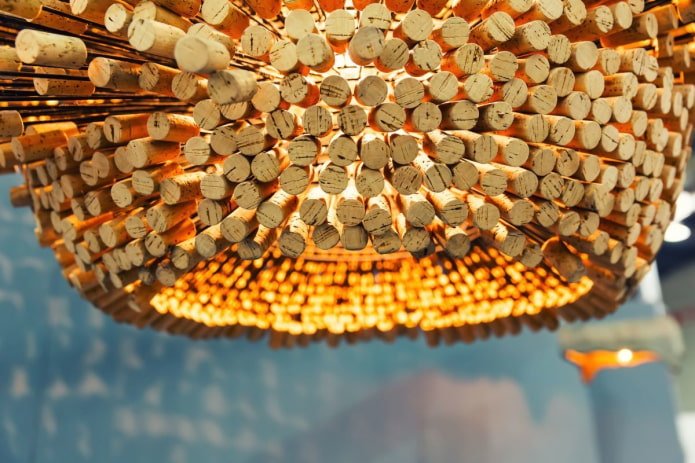 lustre feito de rolhas e agulhas de metal