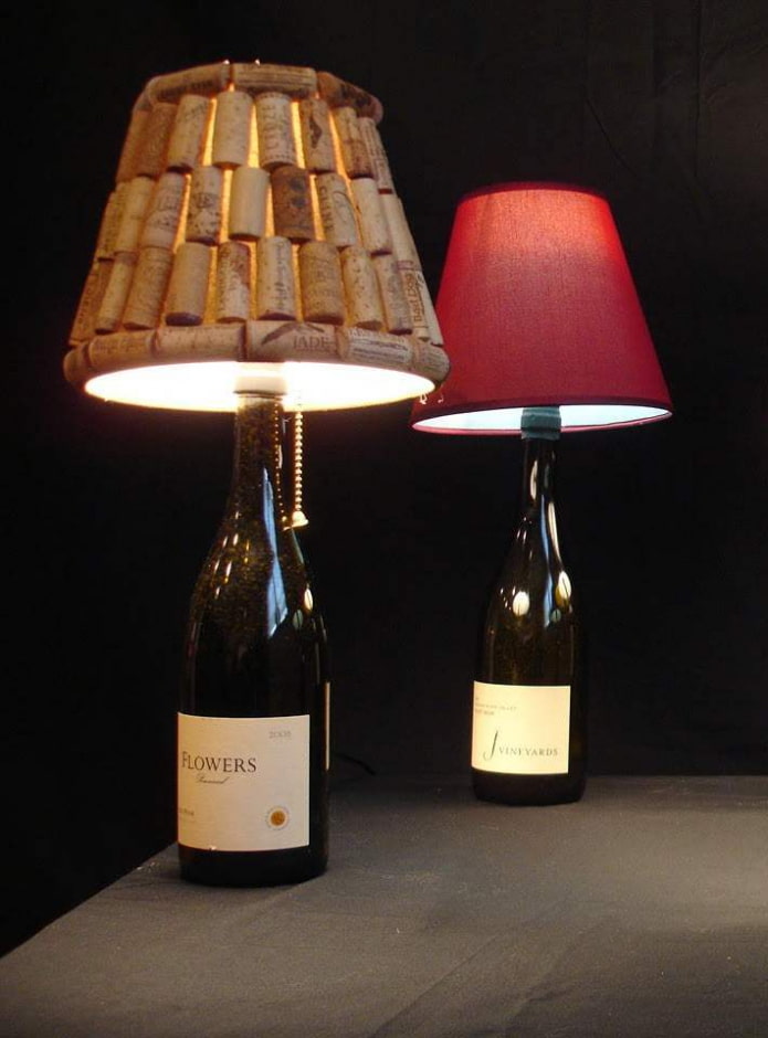 luminárias de mesa feitas de garrafas de vinho e rolhas