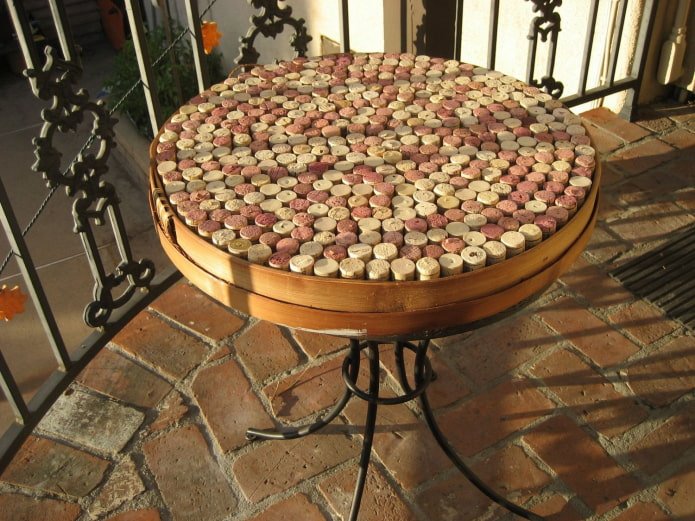 mesa de centro feita de rolhas