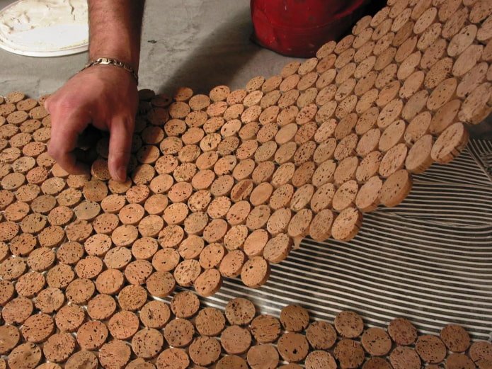 fazendo um tapete com cortes de cortiça