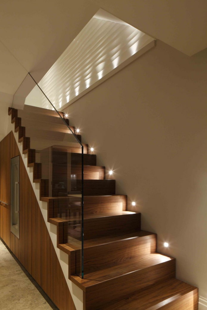 escadas com iluminação de foco na casa
