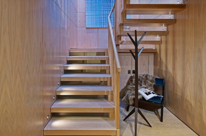 escadas com iluminação de foco na casa