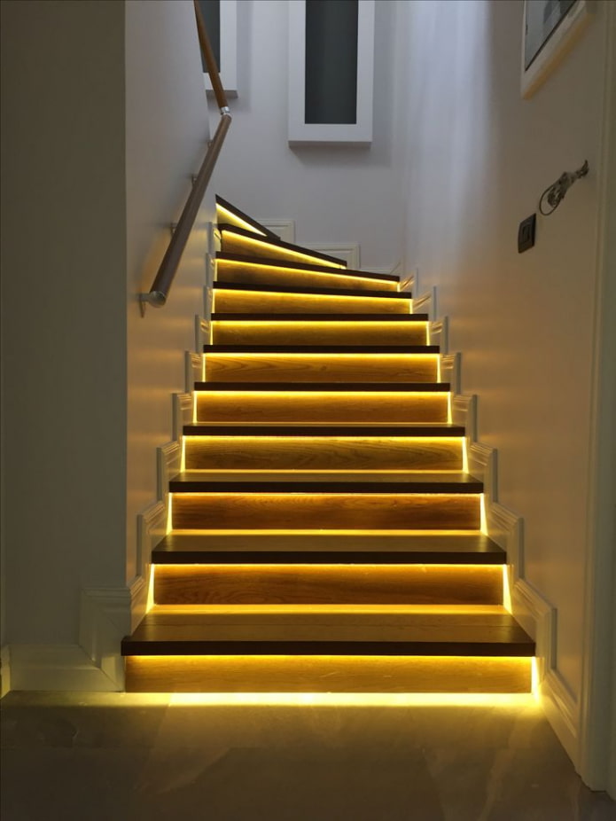 escadas com degraus iluminados na casa