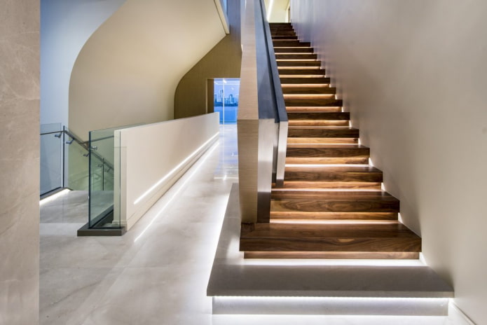 escadas com degraus iluminados na casa