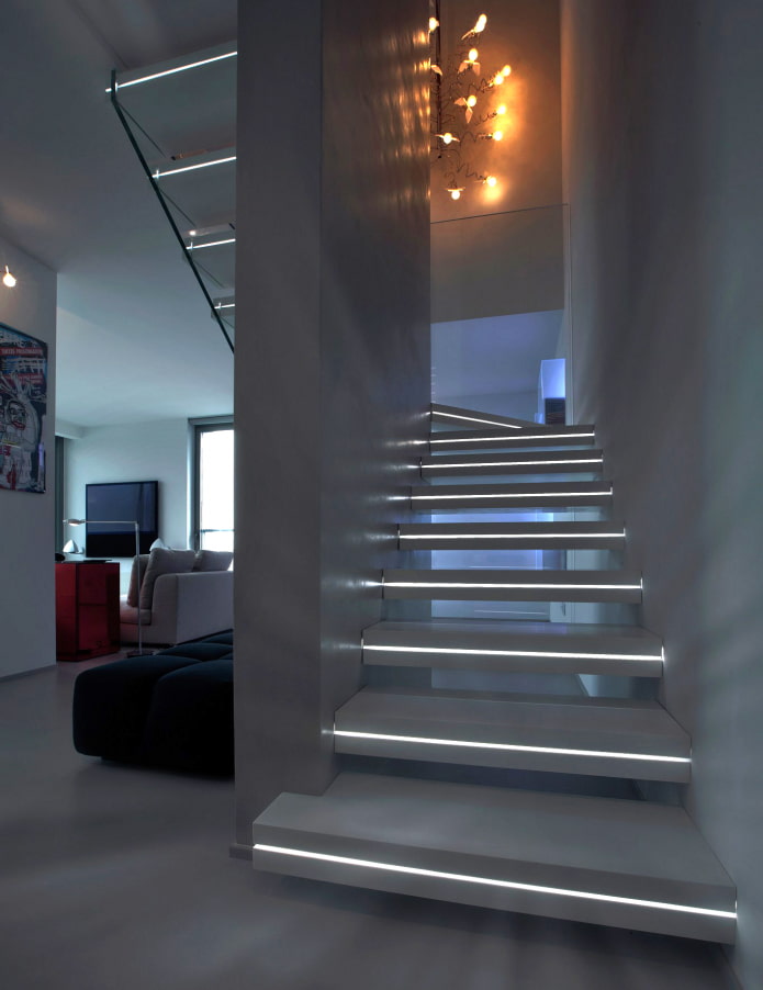 escadas com degraus iluminados na casa