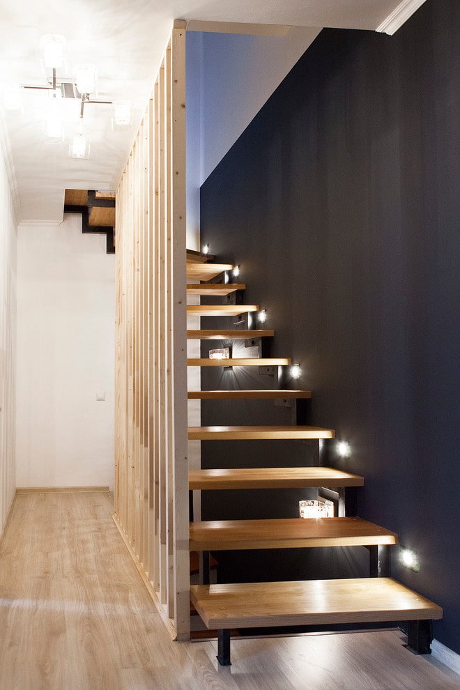 escadas com iluminação de foco na casa