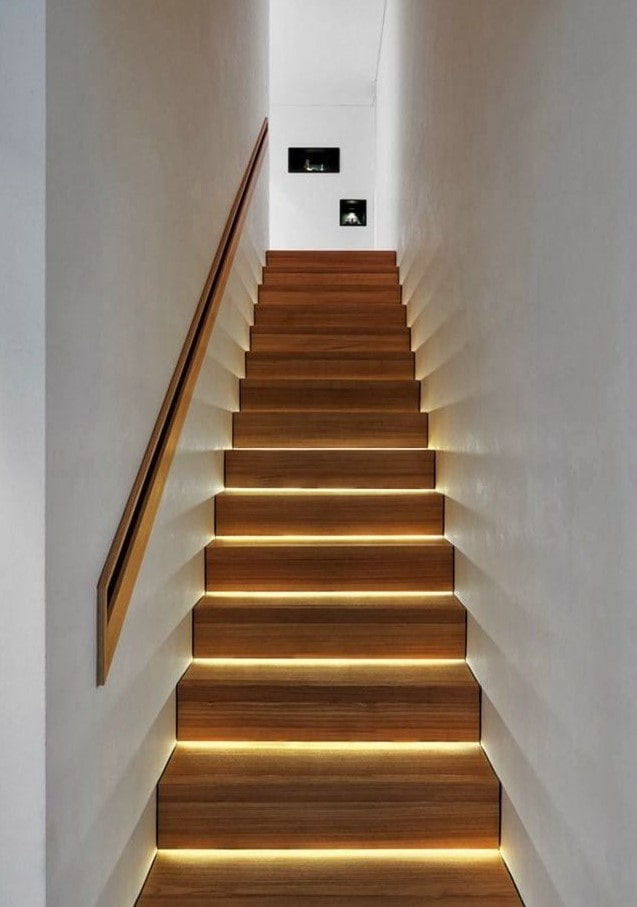 escadas com iluminação LED na casa