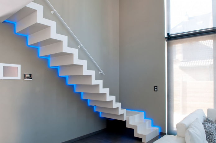 escadas com iluminação LED na casa