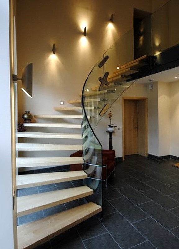 escadas com arandelas de parede no interior da casa