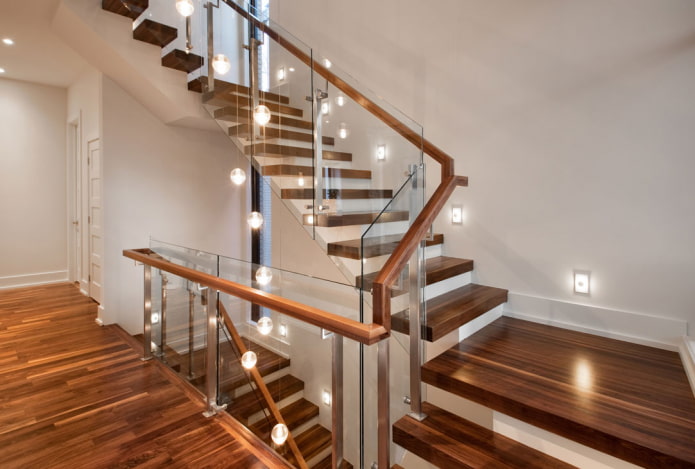 escadas com iluminação combinada na casa
