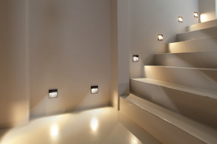escadas com arandelas na casa