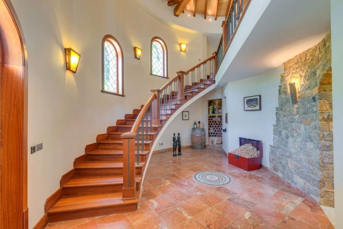 escadas com arandelas de parede no interior da casa