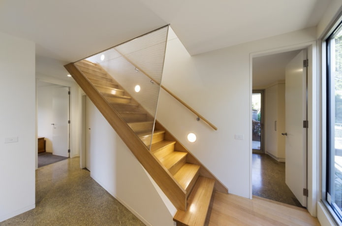 escadas com arandelas na casa